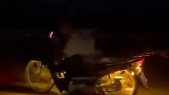 Trafikte akıllara durgunluk veren şov: Motosikletin üzerine uzanıp kilometrelerce gitti