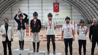 Zafer Bayramı coşkusu binicilik parkurlarına taşındı: Kolejli binicilerden madalya yağmuru