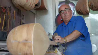 Onun ellerinden çıkan sazlar Türkiye'yi inletiyor ama kendisi tek bir nota bile basamıyor