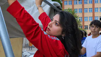 Depremde kaybettiği arkadaşlarının acısını arama kurtarma gönüllüsü olarak dindirmeye çalışıyor