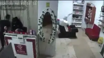 Güzellik salonunda şarj bahanesiyle taciz dehşeti: Güvenlik kamerası her şeyi kaydetti