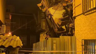 Fatih'te korkutan gece: Yağışın vurduğu metruk binada çökme yaşandı