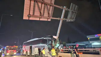 Adana'da gece yarısı dehşeti: Otobüs demir yığınına döndü