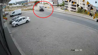 Bursa'da dehşet anları: Refüjü aşan hafriyat kamyonu ortalığı birbirine kattı