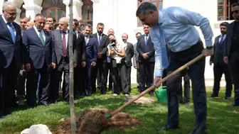 Bakan Çiftçi'nin Bilecik temaslarında anlamlı sembol: Kendi adına çınar dikti