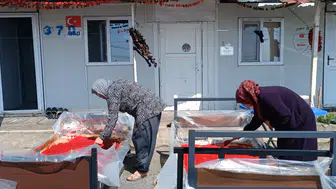 Konteyner kentte geleneksel kış hazırlığı: Depremzede kadınlar umudu mutfakta yeşertiyor
