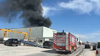 Mersin'de korkutan fabrika yangını: Gökyüzünü siyah dumanlar kapladı