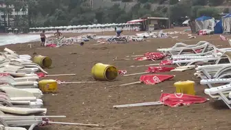 Alanya sahillerinde korku dolu anlar: Fırtına şezlongları adeta uçurdu