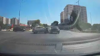 Saniyelerle gelen dehşet: Kavşaktaki kural ihlali zincirleme kazaya yol açtı
