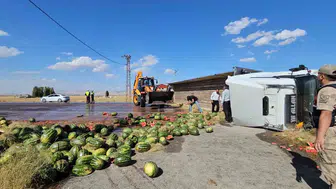 Muş kara yolunda tonlarca karpuz yola saçıldı: Trafik felç oldu