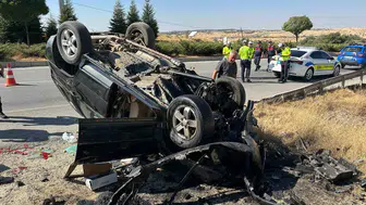 Uşak'ta direksiyon hakimiyeti kayboldu: Otomobil hurdaya döndü