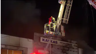 Eskişehir'de alevlerin ortasında duygulandıran an: İtfaiye eri bayrağı kurtardı