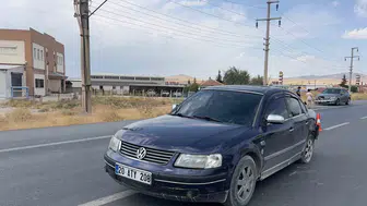 Bolvadin yolunda korkutan kaza: Yabancı plakalı araç hurdaya döndü