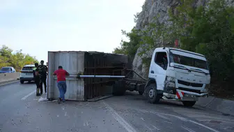 Antalya yolunda dehşet anları: Bariyerlere çarpan kamyon bir kilometre sürüklendi