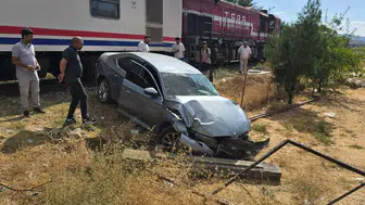 Bingöl'de tren yolu faciası ucuz atlatıldı: Hemzemin geçitte korku dolu anlar