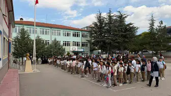 Sivrihisar'da ders zili çaldı: Binlerce öğrenci için yeni dönem heyecanı başladı