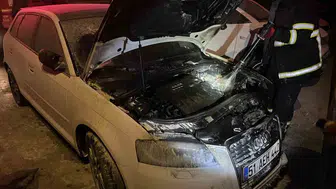 Niğde'de gece yarısı paniği: Otoparktaki araç alevlere teslim oldu