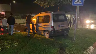 İnegöl'de yağmur kazayı beraberinde getirdi: Ağaca çarpan araçta iki kişi yaralandı