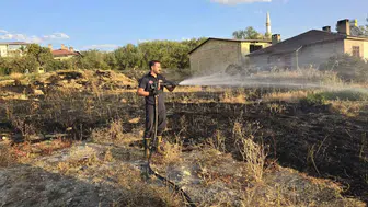 Van'da korkutan alevler: Rüzgarın etkisiyle yayılan yangın paniğe yol açtı