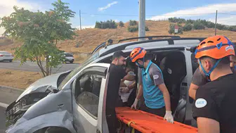 Bingöl'de korkunç kaza: Direksiyon hakimiyetini kaybeden sürücü hurdaya dönen araçta sıkıştı