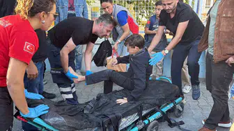 Okul çıkışı korku dolu anlar: Otomobilin altında kalan öğrenci hastanelik oldu
