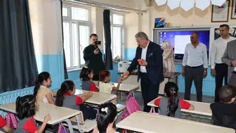 Melikgazi'de okul zili neşeyle çaldı: Başkan Palancıoğlu miniklerin ilk gününe renk kattı