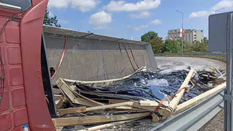 Virajı alamayan tır yolu kilitledi: Tonlarca cam yola saçıldı