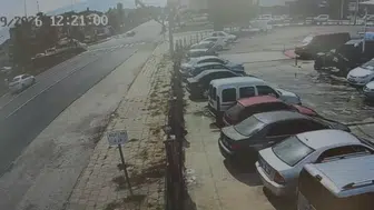Düzce'de dehşet anları: Güvenlik kamerasına yansıyan çarpışma üç kişiyi hastanelik etti