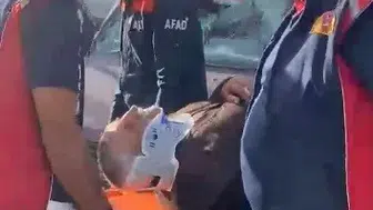 Kars yolunda şiddetli çarpışma: Sıkışan sürücüyü kurtarmak için zamanla yarıştılar