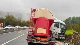 Düzce'de yağmurun etkisiyle kontrolden çıkan tır yolu kapattı