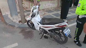 Karaman'da dikkatsizlik pahalıya patladı: Açılan kapı motosikletli iki genci yere serdi