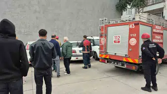 Düzce'de minik bir kedi itfaiyeye zor anlar yaşattı: Kurtulduğu an tekrar kaçtı