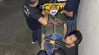Adıyaman'da gece mesaisinde korku dolu anlar: Bekçi merdiven boşluğuna çakıldı