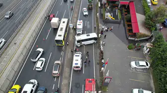 Avcılar'da yağmur kazayı getirdi: Servis midibüsü yan yola uçtu