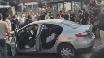 Güngören'de durak dehşeti: Otomobil bekleyenlerin arasına daldı