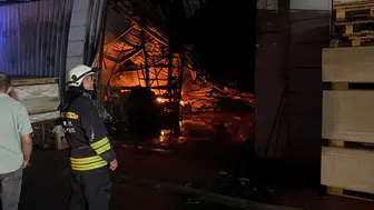 Baksan Sanayi Sitesi'nde geceyi aydınlatan alevler: TOMA'lar söndürme çalışmalarına katıldı