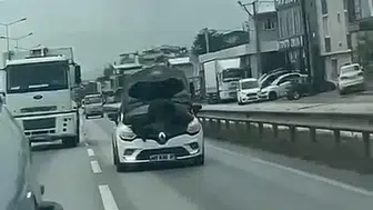 Bursa trafiğinde akıllara durgunluk veren görüntü: Hareket halindeki aracın kaputuna uzandı
