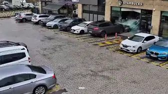 Çekmeköy'de korku dolu anlar: Fren yerine gaza basınca kafeye daldı