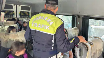 Tokat'ta okul yollarında jandarma nöbeti: Servis araçlarına yakın takip