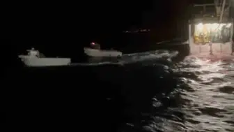 Denizin ortasında ölüm kalım savaşı: 55 balıkçı dev dalgalara karşı omuz omuza verdi