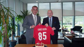 Türk futbolunun çınarı 85 yaşında: Riva'da duygusal anlar
