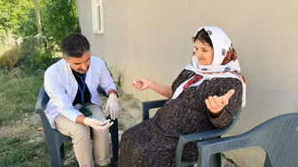 İran sınırının en uç noktasında sağlık seferberliği: Köy köy dolaşıp tarama yapıyorlar