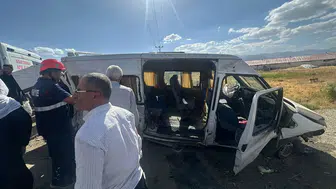 Yüksekova'da ihmal faciaya davetiye çıkardı: Rögar çukuru minibüsü yoldan çıkardı