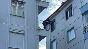 Karaman'da korku dolu anlar: Balkondan düşen genç adam kurtarılamadı