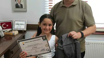 Kitapların izini süren minik okurlara özel onur belgesi