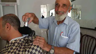 Çocuk yaşta başladığı mesleğinde 65 yılı devirdi: Makası elinden hiç düşürmedi