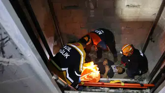 İnşaatta korku dolu anlar: Asansör boşluğuna düşen işçiler için seferberlik