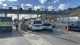 İstanbul Havalimanı yolunda gişe paniği: Zincirleme kaza trafiği kilitledi