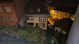 Eyüpsultan'da gece yarısı paniği: Toprak kayması nedeniyle apartman boşaltıldı