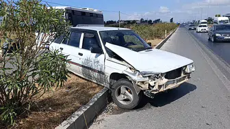 Antalya'da korkutan trafik kazası: Otomobil refüjde havada asılı kaldı